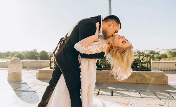 On peut aussi bien partager des photos de son mariage que de ses vacances en famille ou encore de la naissance de son bébé !